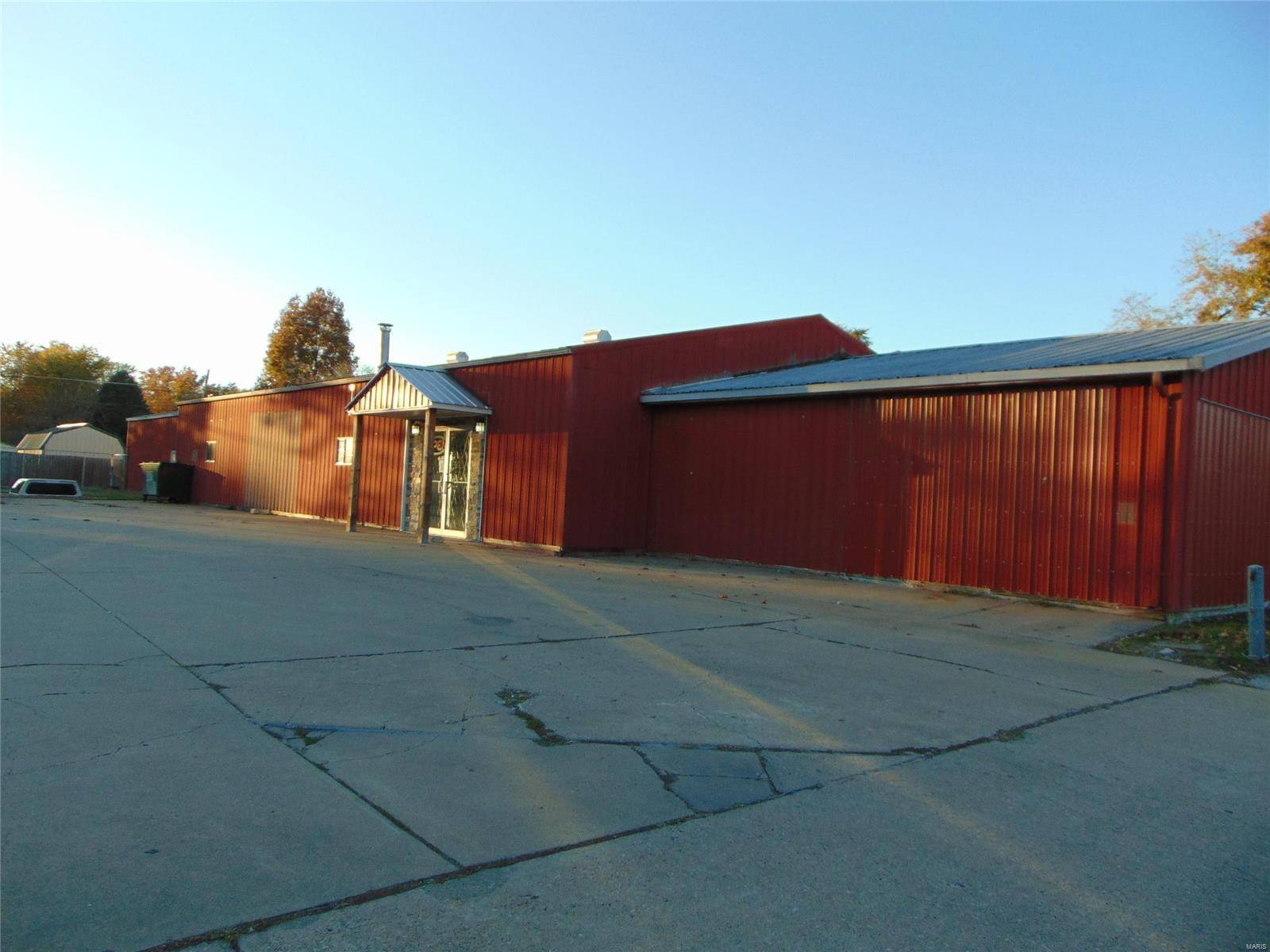 Duquoin, IL 62832,1 N Hickory