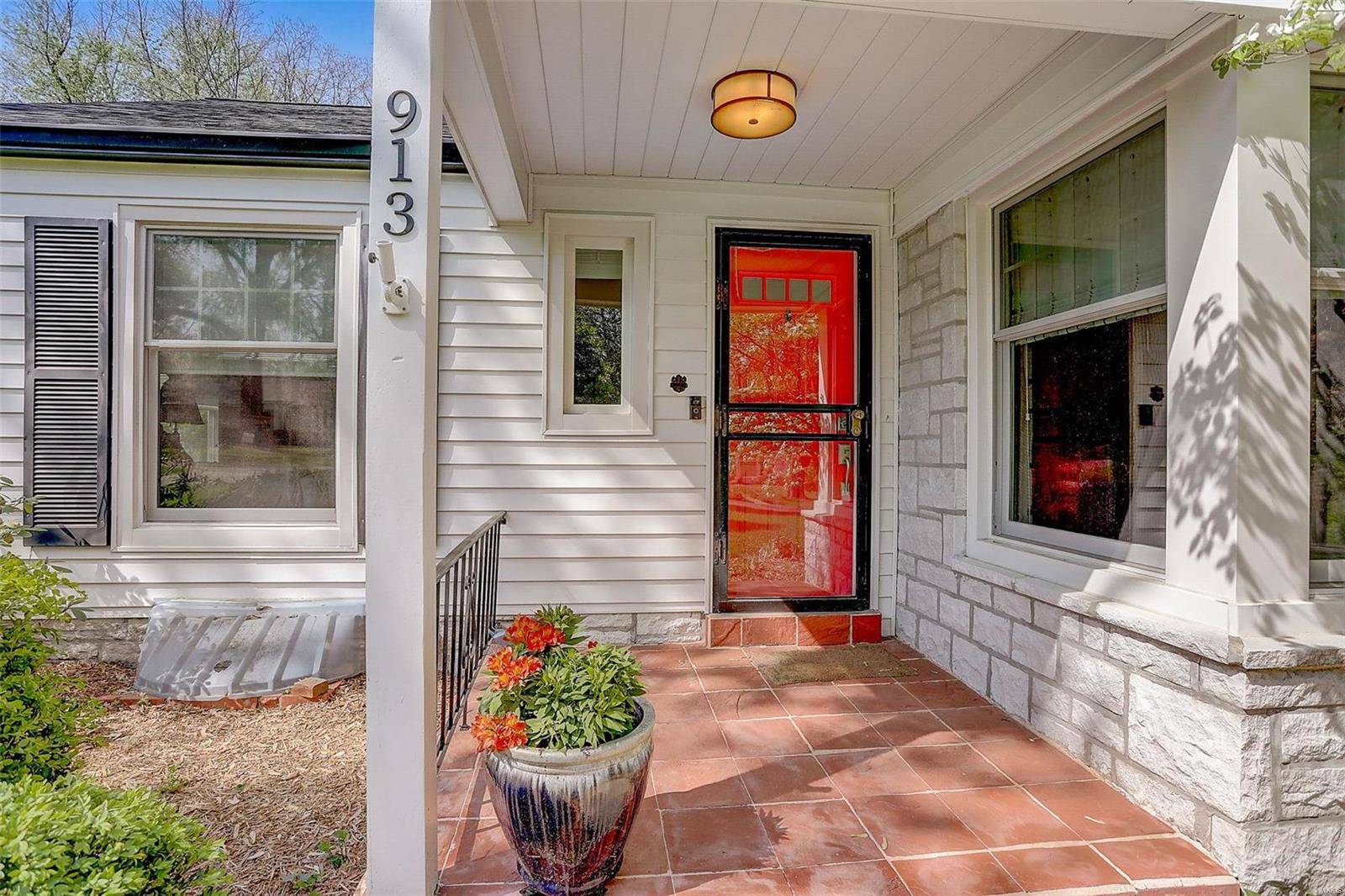 Creve Coeur, MO 63141,913 Woodshire LN