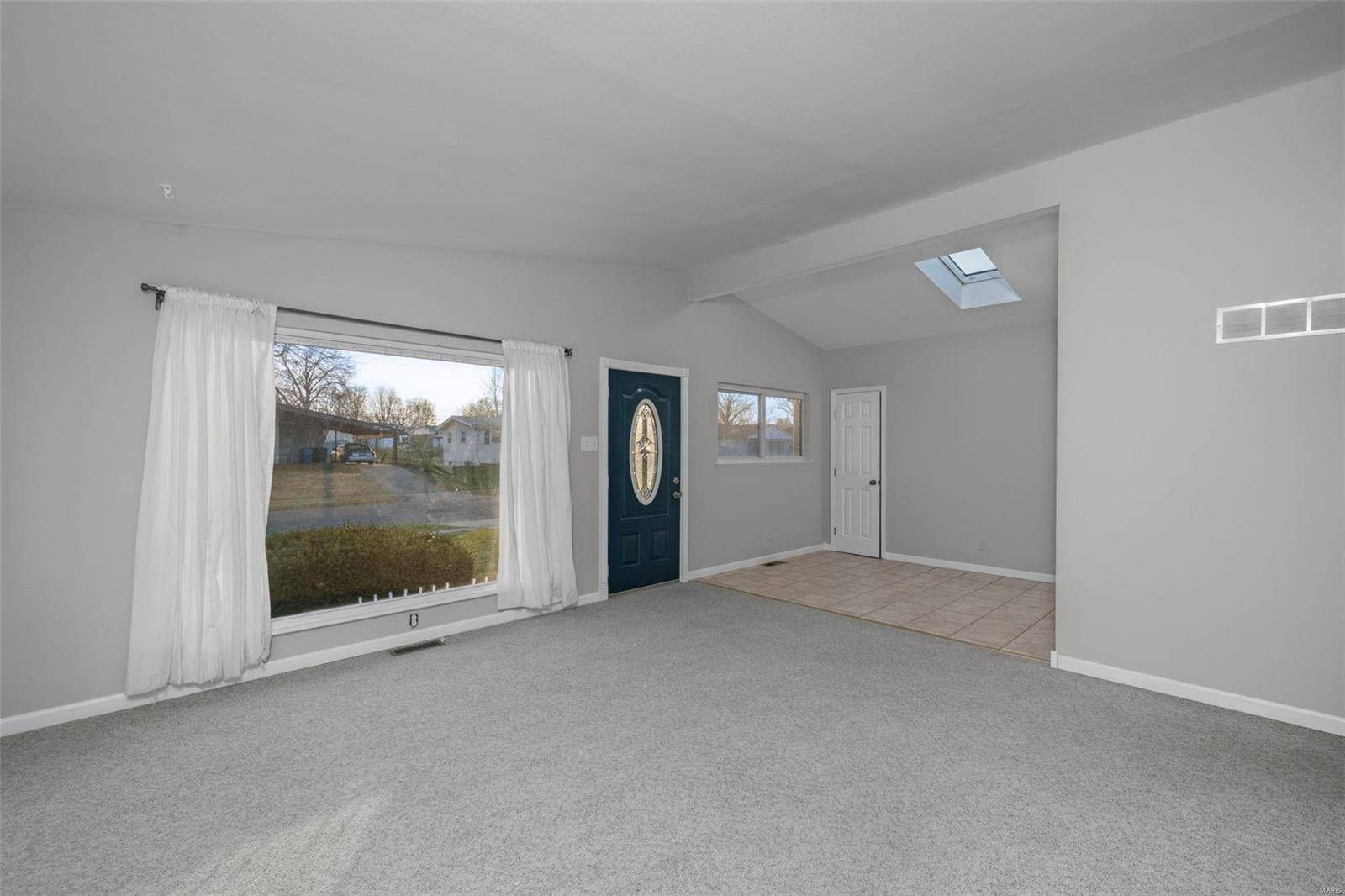 Florissant, MO 63031,305 Versailles DR