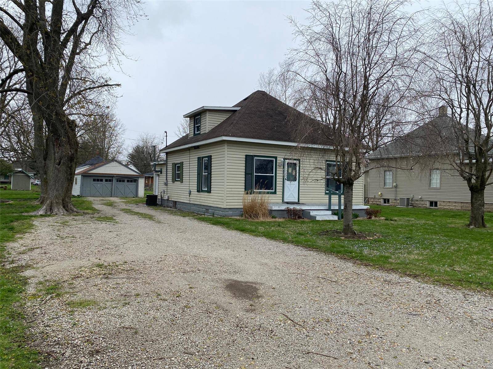 Witt, IL 62094,412 N 1st ST