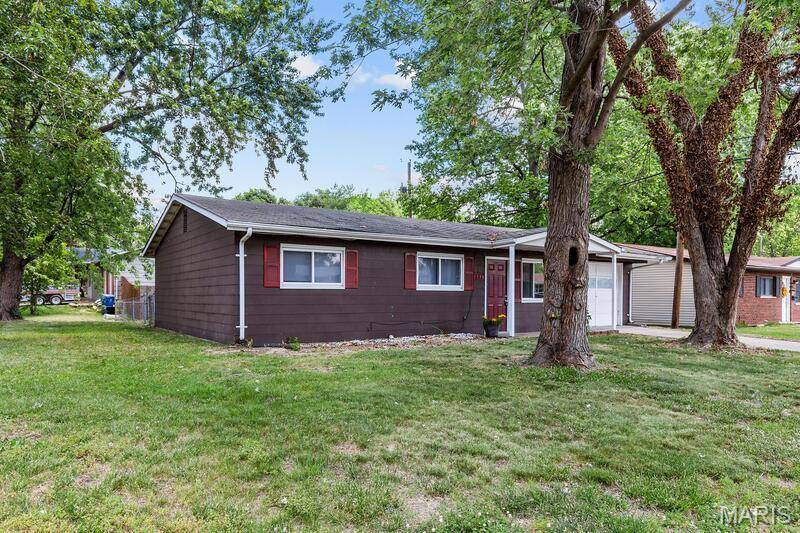 Florissant, MO 63031,1395 Bluebird DR