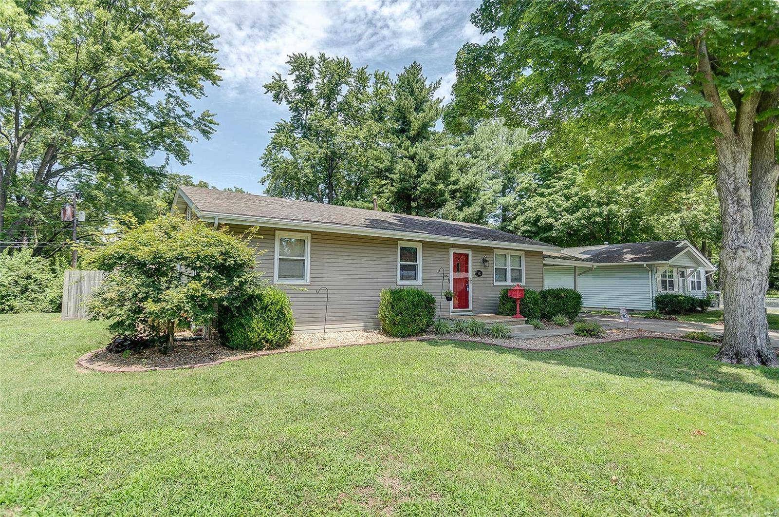 Mascoutah, IL 62258,613 E Poplar ST