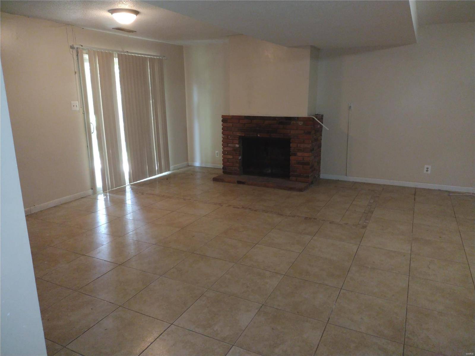 Florissant, MO 63033,5432 Trailbend DR