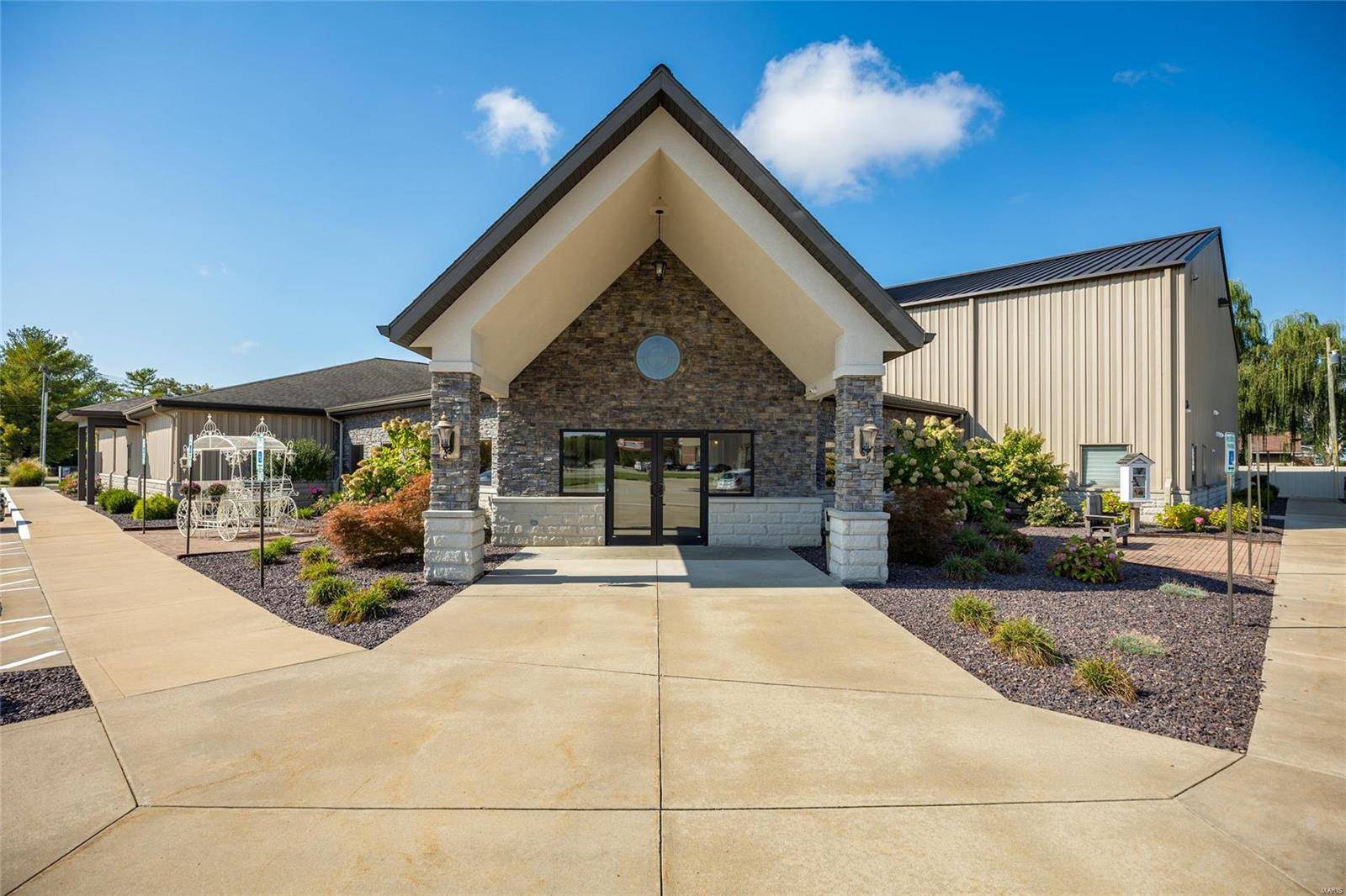 Altamont, IL 62411,8 W Carriage LN