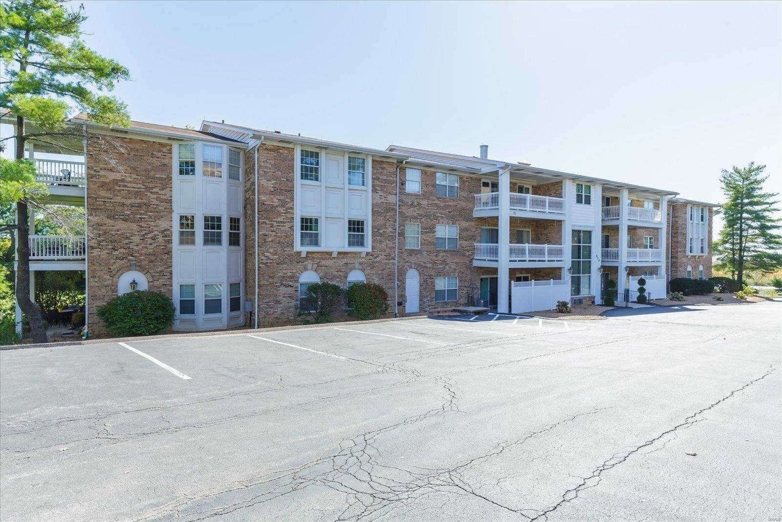 St Louis, MO 63141,920 Guelbreth LN #104
