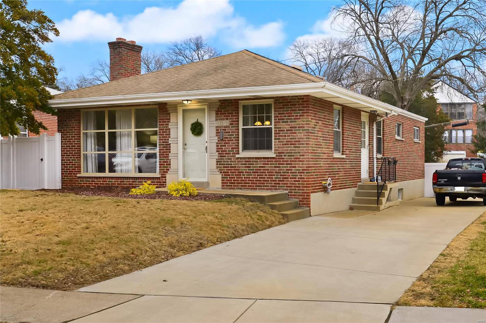 St Louis, MO 63117,1086 E Linden AVE