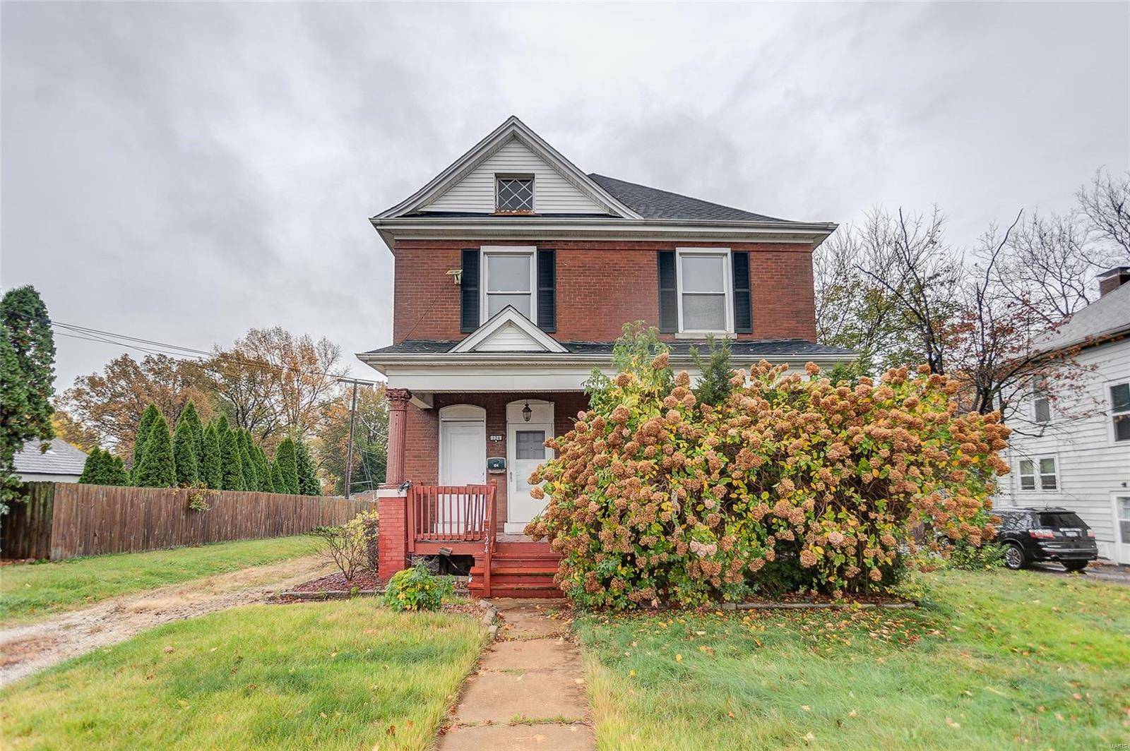Belleville, IL 62220,124 Carlyle AVE