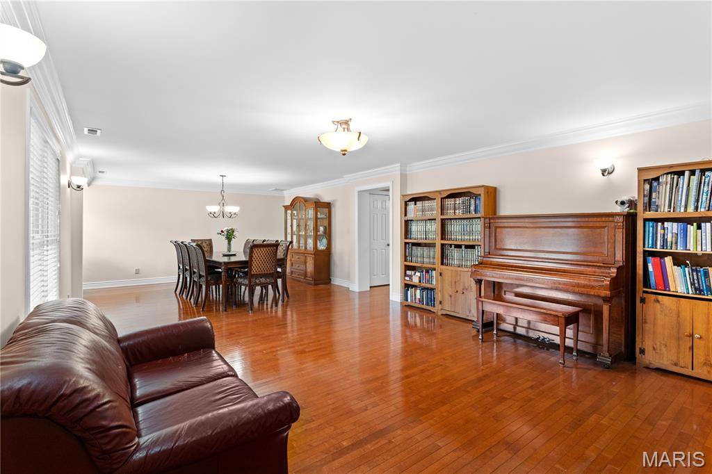 University City, MO 63130,8055 Amherst AVE
