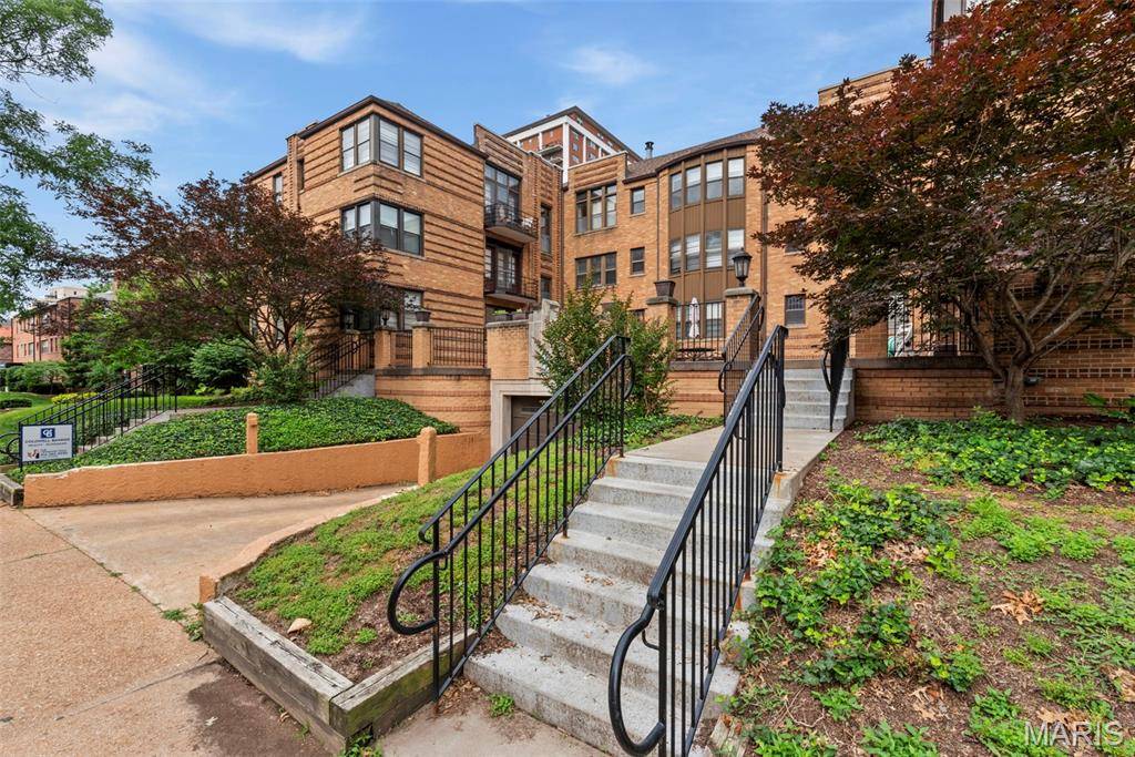 St Louis, MO 63105,703 Westwood DR #1B