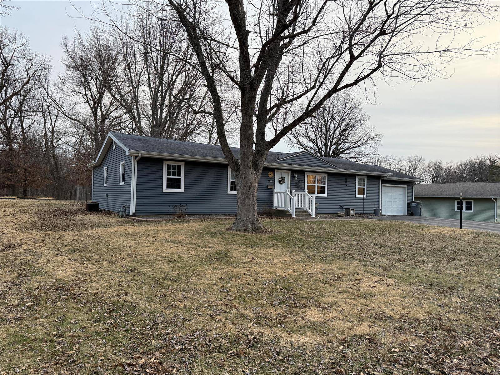 Carlinville, IL 62626,103 Bradley DR