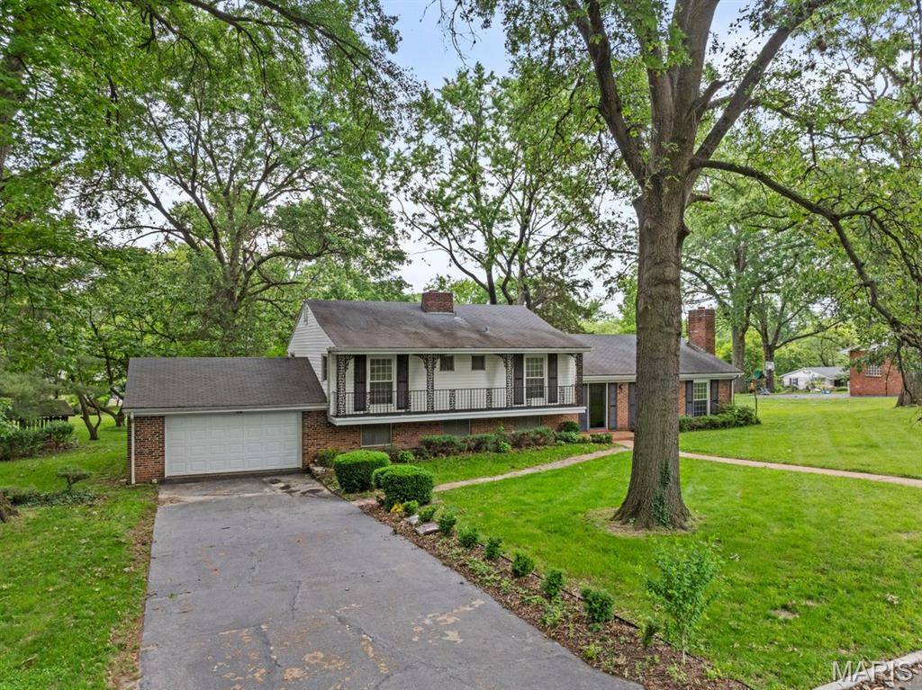 Ladue, MO 63124,10267 Thornwood DR
