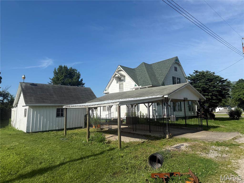 Beecher City, IL 62414,208 N Charles ST