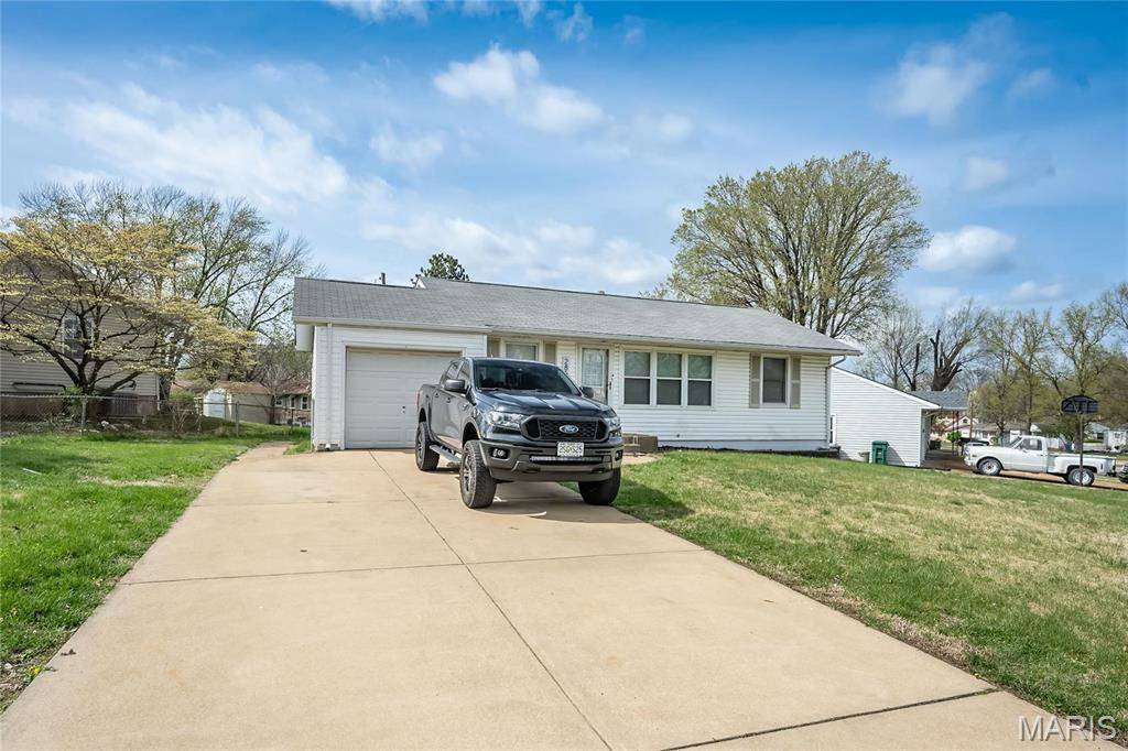 Florissant, MO 63031,285 Saint Nicholas LN