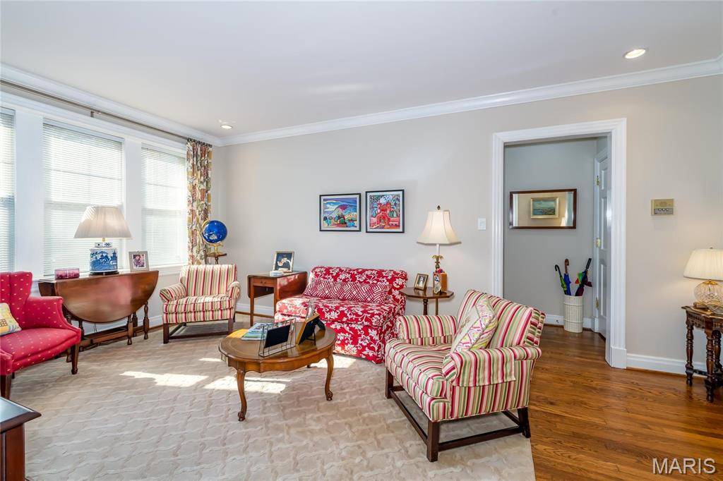University City, MO 63105,7331 Forsyth BLVD #1E