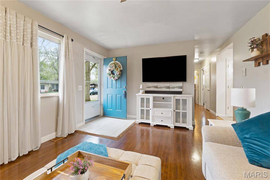 Florissant, MO 63031,240 Falcon DR
