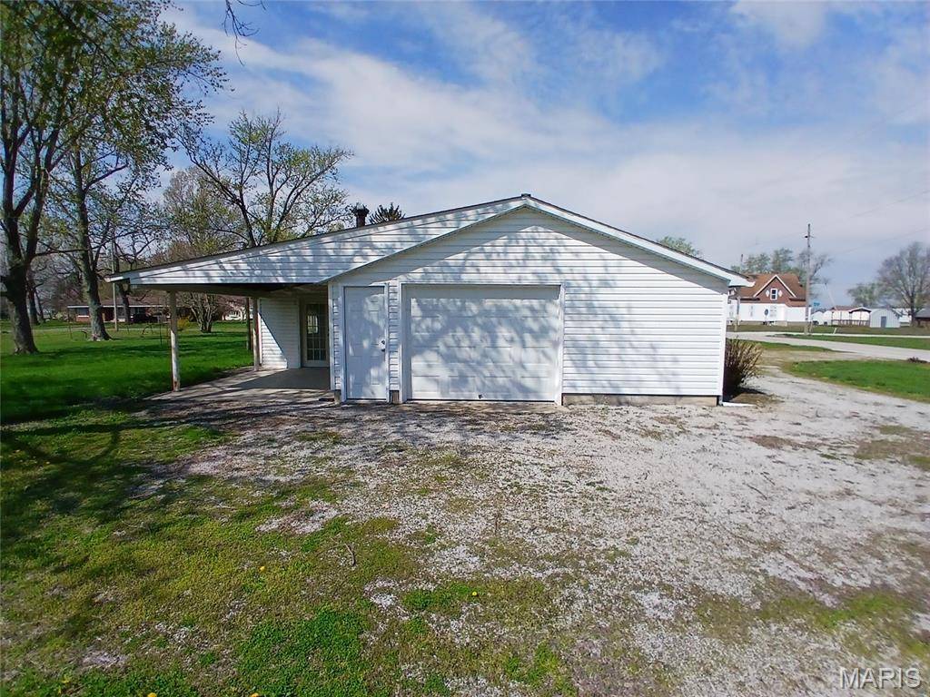 New Douglas, IL 62074,508 W Deck ST