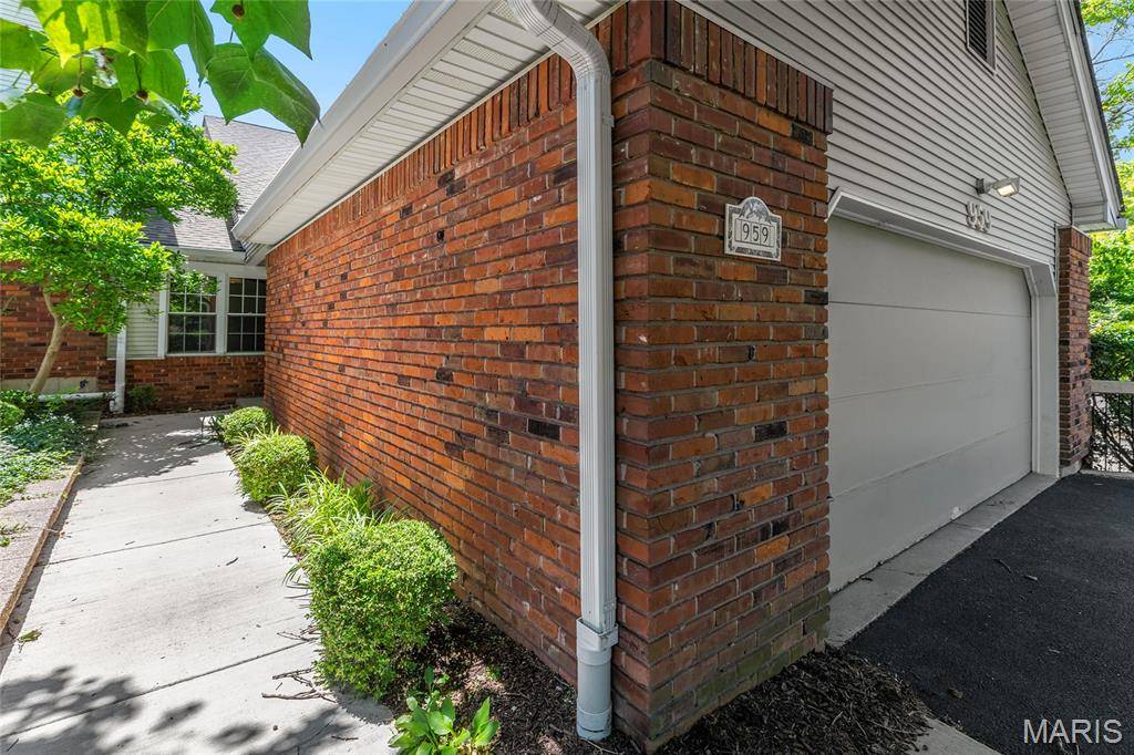 Creve Coeur, MO 63146,959 N Spoede RD