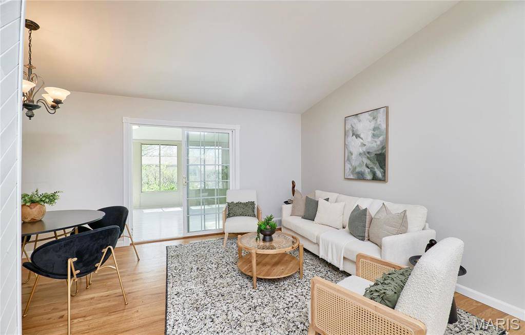Florissant, MO 63033,1040 Cheyenne DR