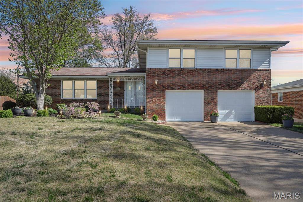 St Louis, MO 63125,833 Hi Crest DR