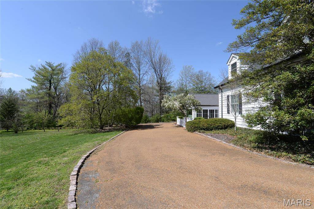 Ladue, MO 63124,9043 Ladue RD