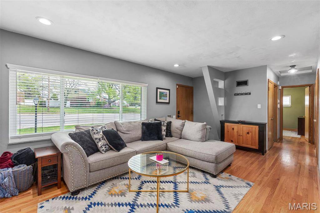 St Louis, MO 63123,9549 Tesson Ferry RD