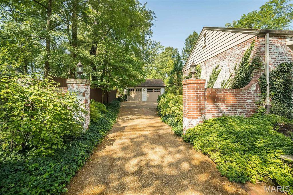 Ladue, MO 63124,15 Daniel RD