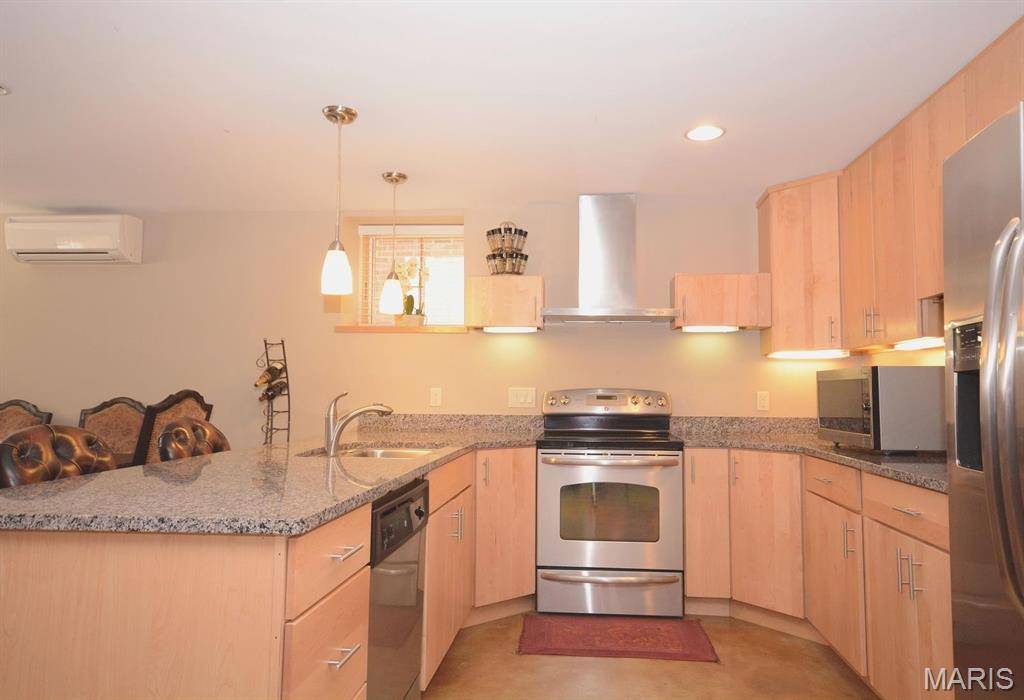 Clayton, MO 63105,6321 Southwood #4