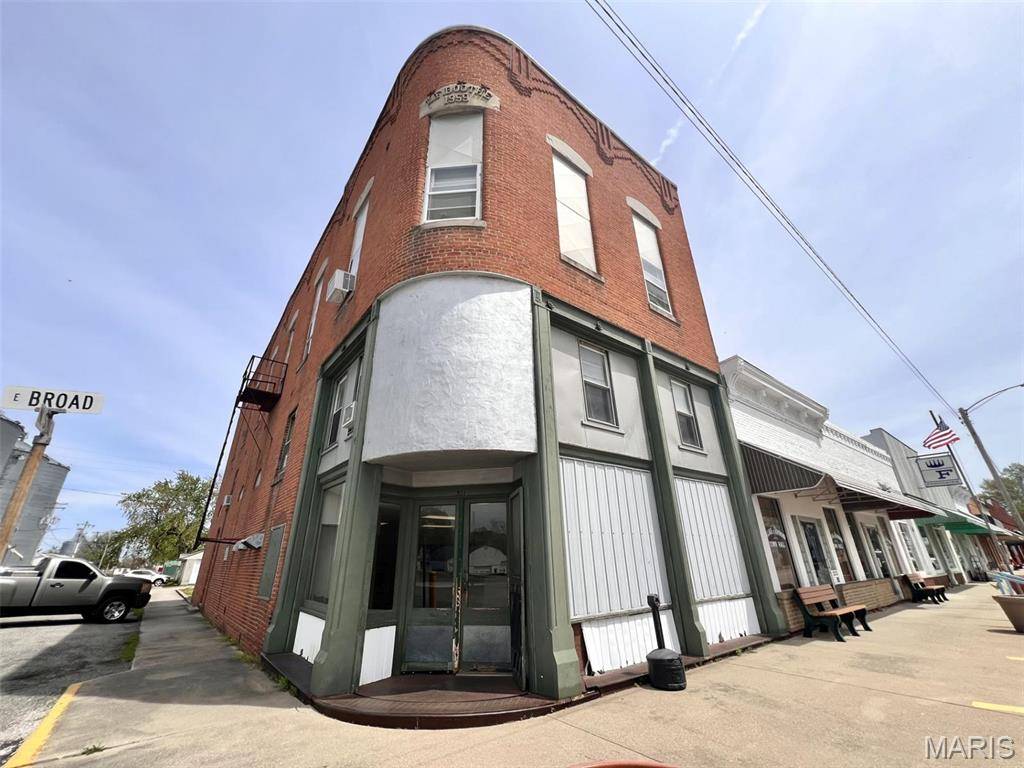 Raymond, IL 62560,301 E Broad ST