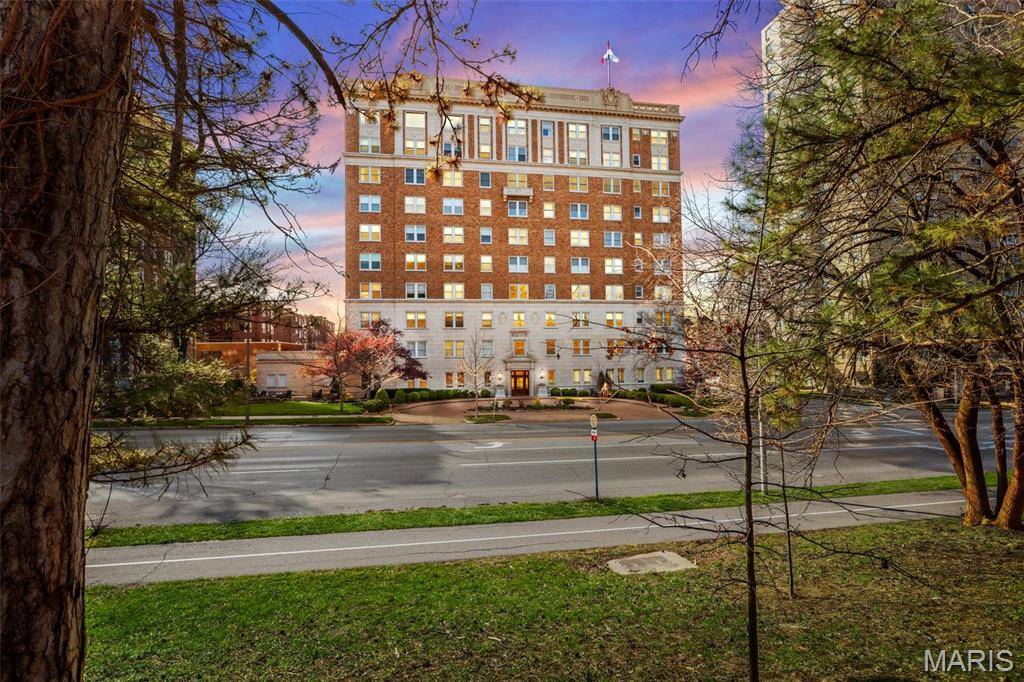 St Louis, MO 63105,701 S Skinker BLVD #403