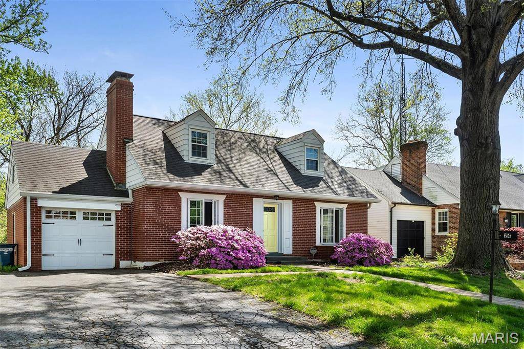 Ladue, MO 63124,24 Magnolia DR
