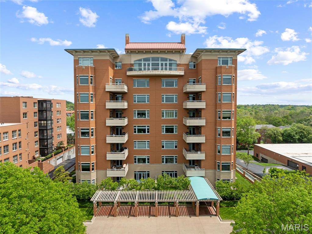 St Louis, MO 63105,800 S Hanley RD #2D