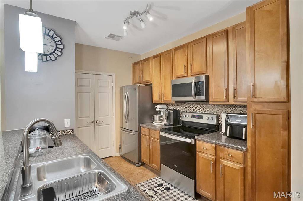 St Louis, MO 63129,37 Kassebaum LN #205