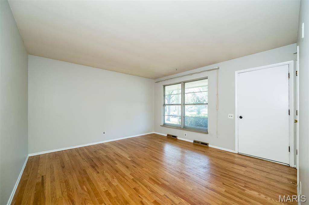 Florissant, MO 63031,525 Angelus DR