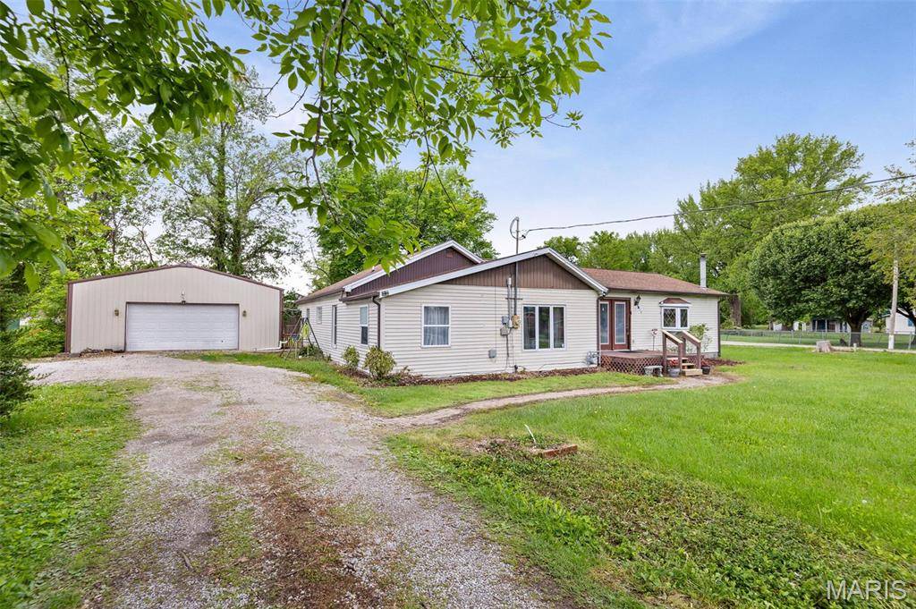 Duquoin, IL 62832,519 N Maple ST