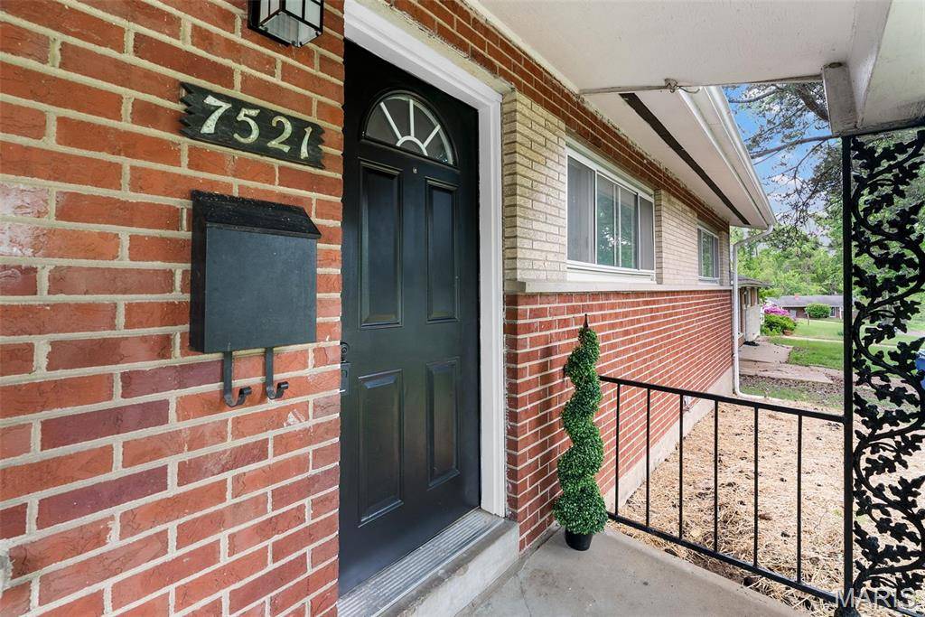 St Louis, MO 63121,7521 Bermuda CT