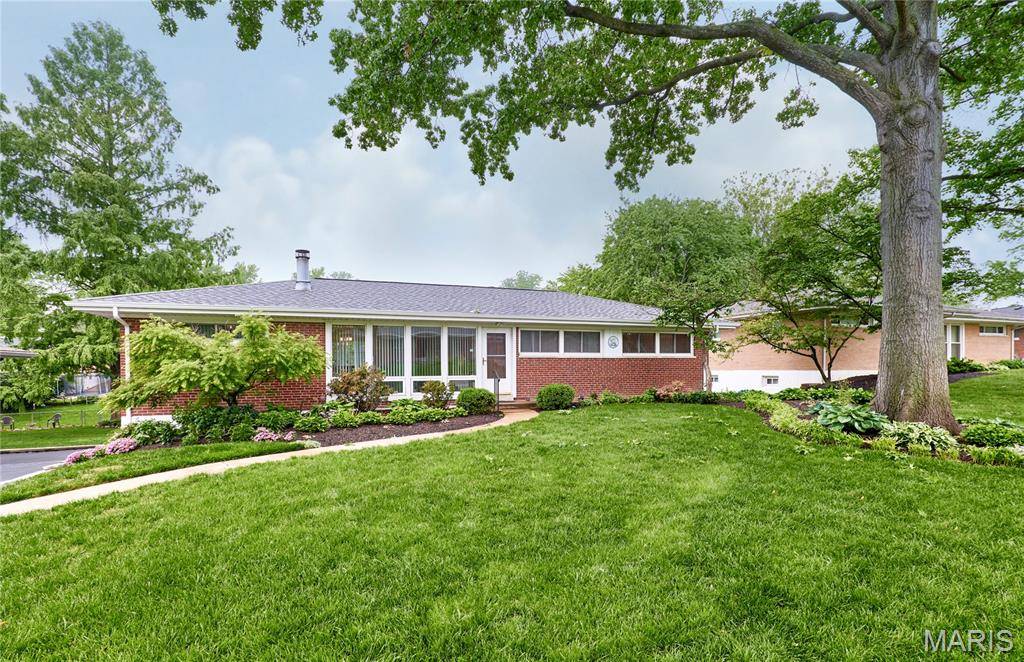 St Louis, MO 63126,8813 Red Oak DR