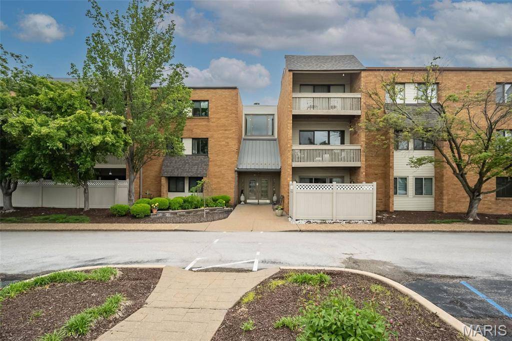 Creve Coeur, MO 63141,950 E Rue De La Banque #208