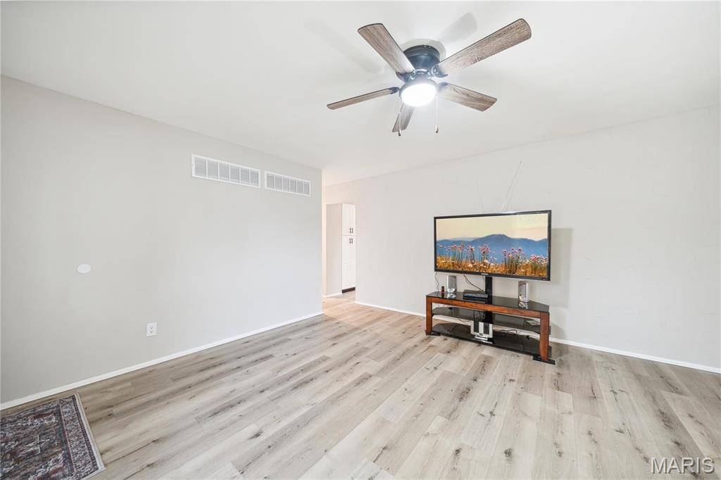 Florissant, MO 63031,290 Patterson LN