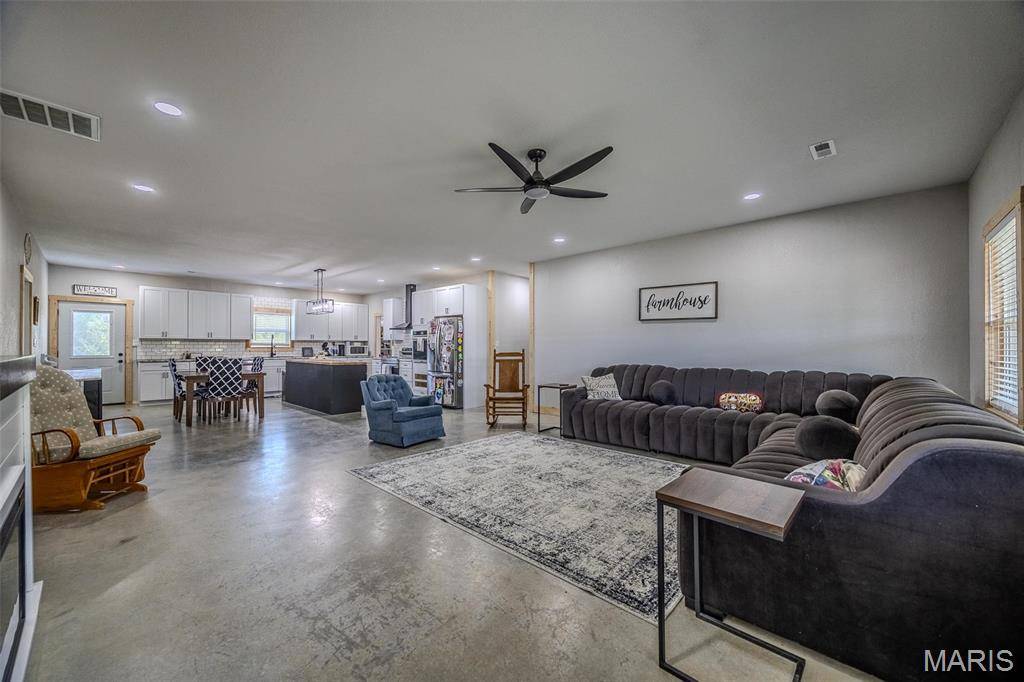 Lebanon, MO 65536,22950 Pin Oak DR