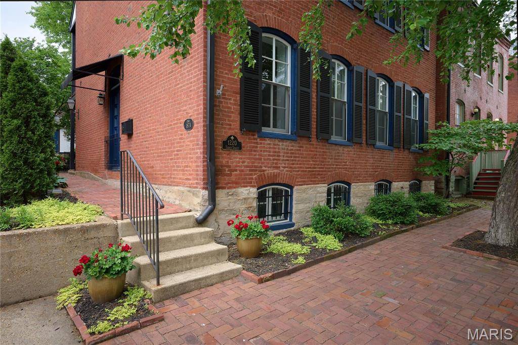 St Louis, MO 63104,1220 Sidney ST