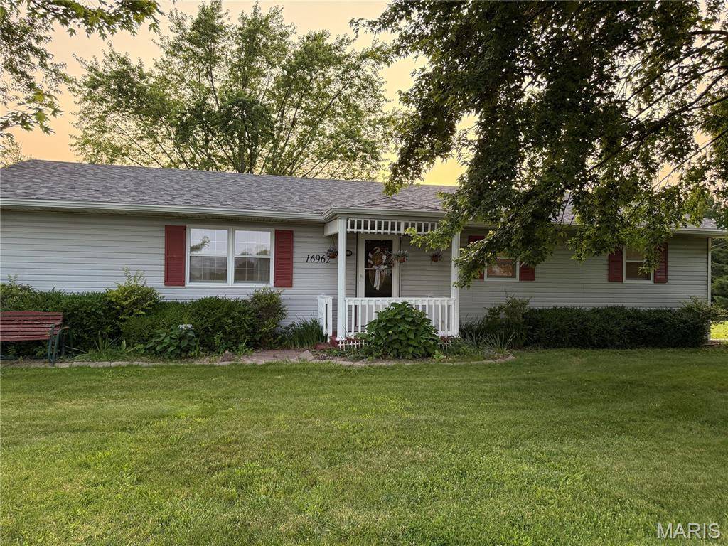 Carlinville, IL 62626,16962 Meadow LN