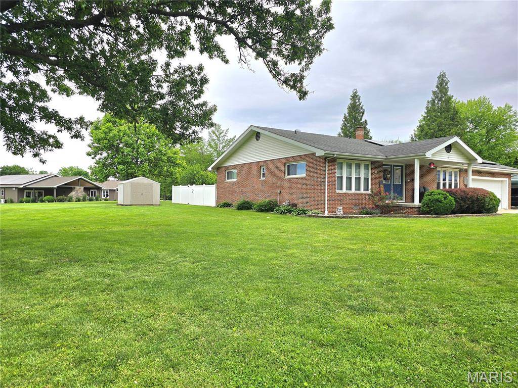 Hillsboro, IL 62049,5 Yount DR