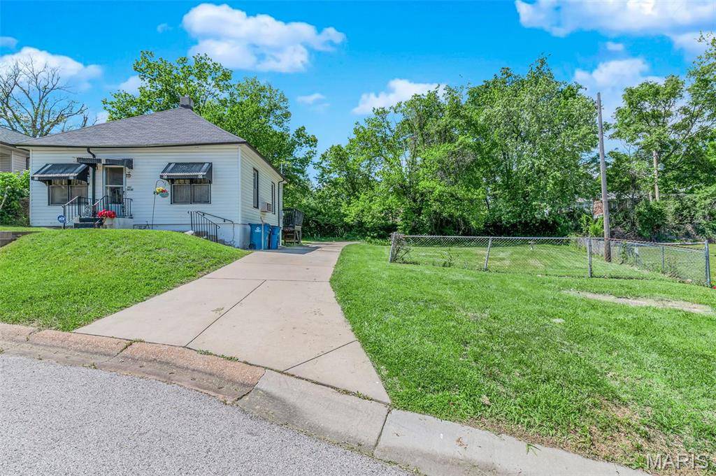 St Louis, MO 63121,4229 Oakwood AVE