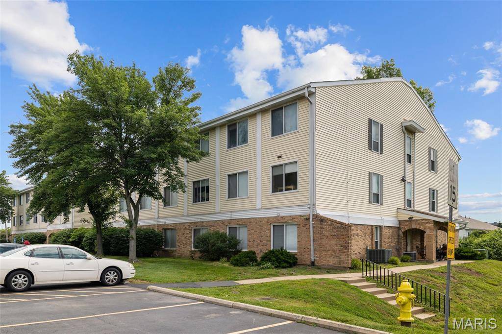 St Louis, MO 63141,942 Guelbreth LN #200