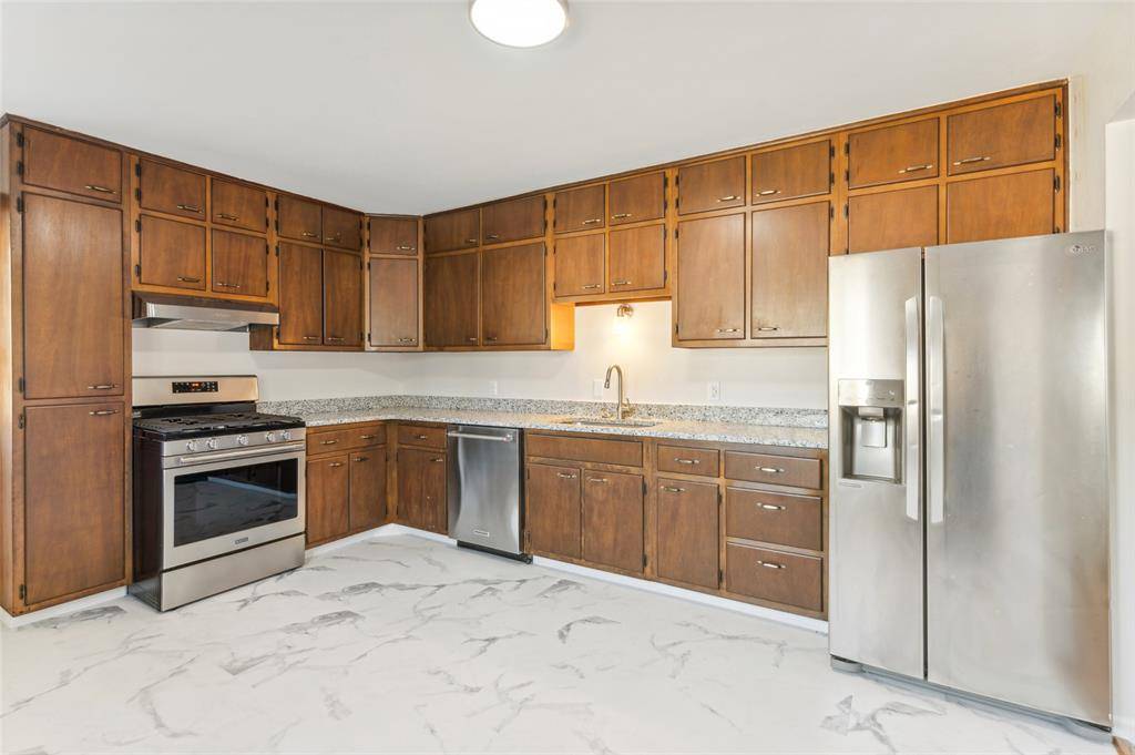 St Louis, MO 63114,10814 Canter Way DR