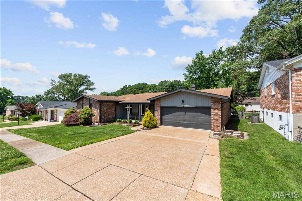 St Louis, MO 63123,8839 Forest Heights DR