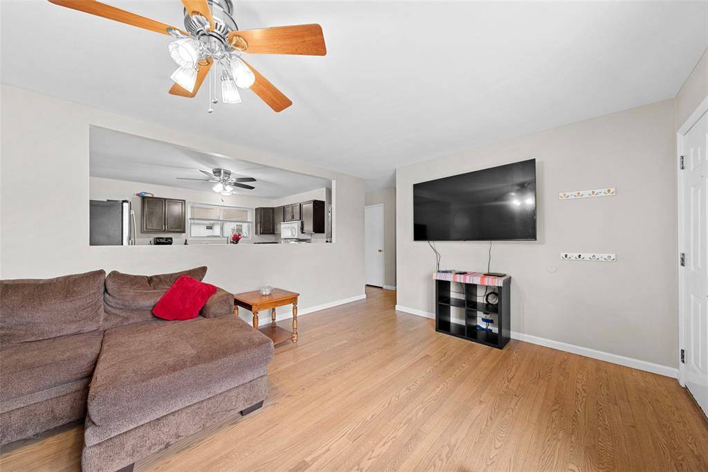 Florissant, MO 63031,720 Redwing DR
