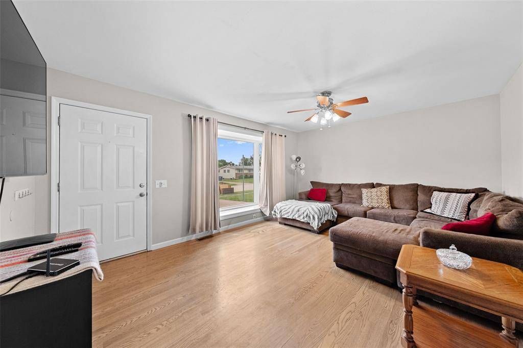 Florissant, MO 63031,720 Redwing DR