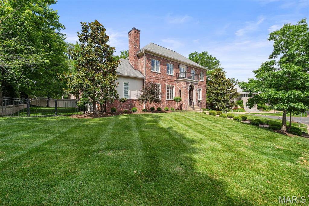 Clayton, MO 63105,8401 University DR