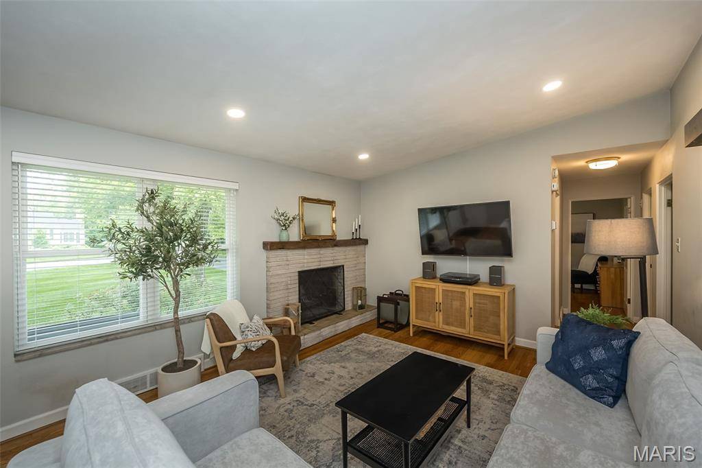 St Louis, MO 63122,7 Frederick LN